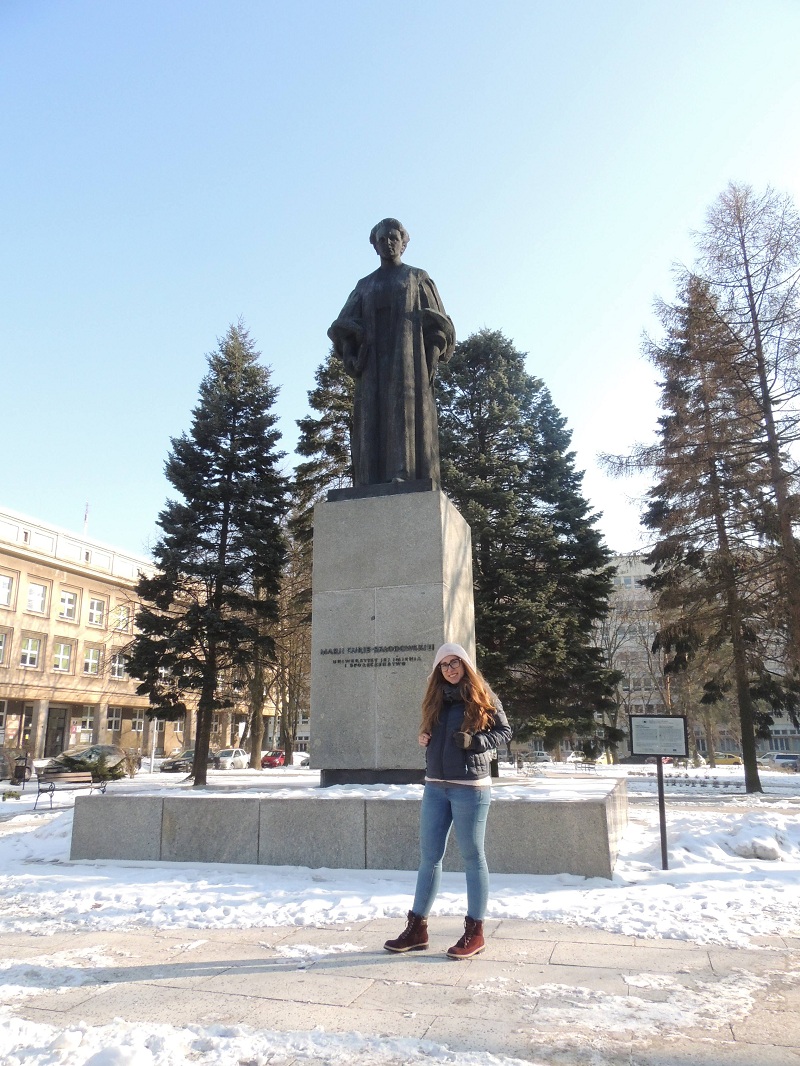 Sarah em frente à Universidade Marie-Curie Sklodowska