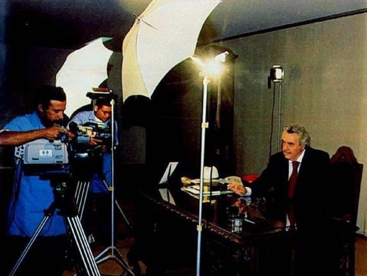 O ministro do TSE, Paulo Brossard, nos bastidores de sua intervenção no Horário Eleitoral Gratuito de 1993. A medida causou polêmica no panorama político e jurídico. Fonte: Veja (17 mar. 1993, p. 37)