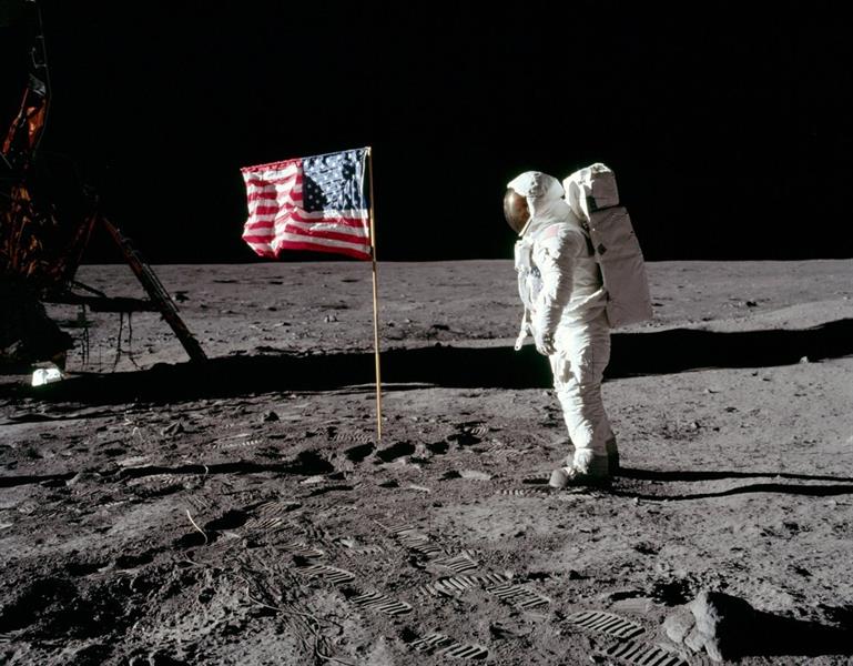 Neil Armstrong na superfície lunar. Fonte: NASA.