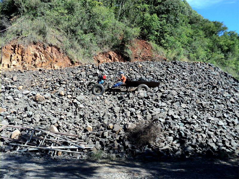 Experimentos de campo têm apresentado resultados positivos quanto à fertilização de solos e à produção de massa em campo nativo com o uso do basalto resíduo da exploração de geodos de ametista