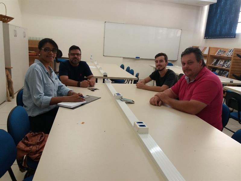 Reunião com a empresa Inovamate. Na foto, o professor Marcelo, o acadêmico Lucas Stein, e os proprietários da empresa.
