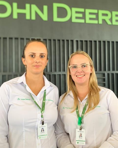Bruna Elena Muller - egressa do curso de Administração (2015) - Assistente administrativo na John Deere; e Jéssica Ribeiro de Macedo - egressa de Ciências Econômicas (2015) Consultora de Peças