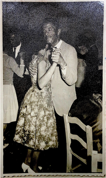 Alfredo Custódio dançando em um baile junto de uma mulher desconhecida. Fonte: Arquivo Histórico Regional.