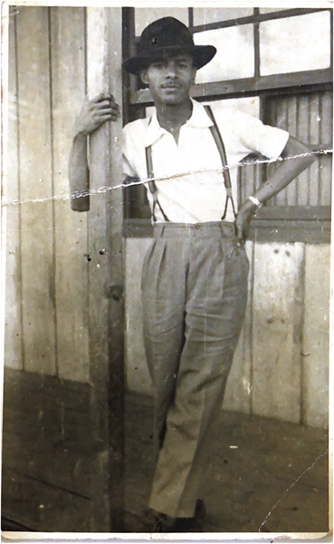Alfredo Custódio (jovem) posando para uma foto em frente a uma casa. Fonte: Arquivo Histórico Regional.
