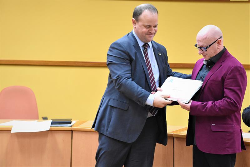 Presidente da FUPF, Me. Luiz Fernando Kramer Pereira Neto, entregou o diploma de diretor ao professor Jonir Dalbosco 