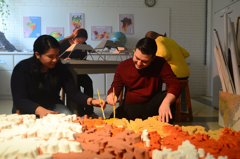 Conhecimento para além do ensino