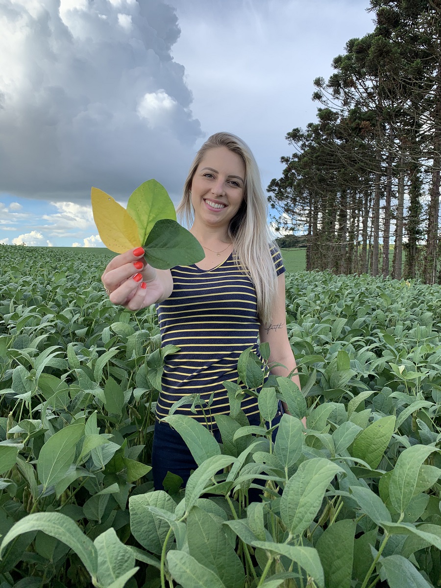 ‘Agroinfluencer’: engenheira agrônoma se destaca ao mostrar nas redes sociais o dia a dia no campo