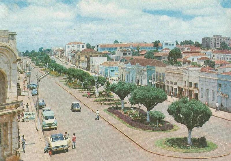 Parte das casas comerciais à direita da Avenida Brasil pertenciam a imigrantes sírios e libaneses